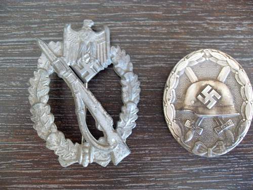 Silber Infanterie Sturmabzeichen and Verwundetenabzeichen.