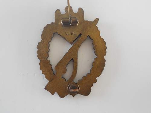 Infanterie Sturmabzeichen in Bronze L/56 Fake?