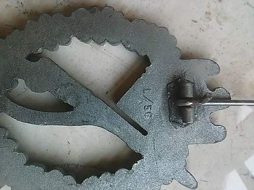 Strange hook  and hinge plate of a L/56 Infanterie Sturmabzeichen