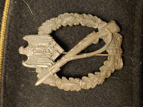 Infanterie-Sturmabzeichen (infantry assault badge) real or fake?