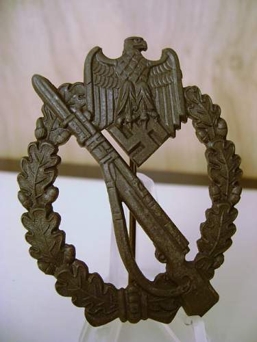 Unmarked Infanterie Sturmabzeichen (Can the maker be identified?)