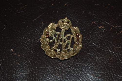 British Cap badges - Newbie needs assistance!