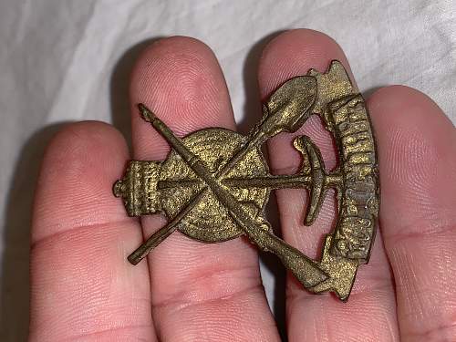 WWI or WWII British Cap Badges/Insignia ??