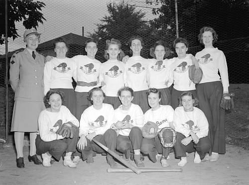 Canadian women’s army corps crest for softball 1945