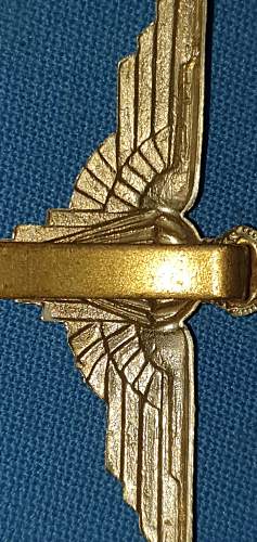 Real or fake? British paratrooper cap badge