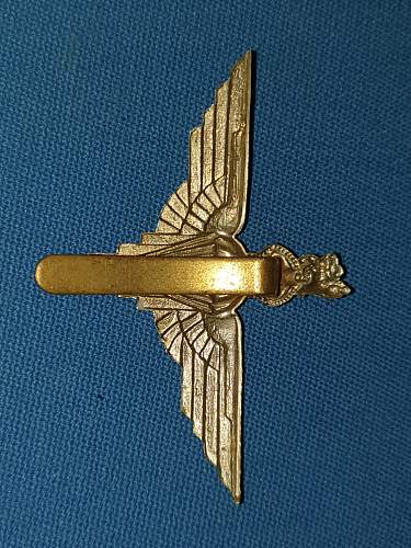 Real or fake? British paratrooper cap badge