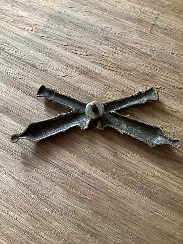 very old crossed cannon badge