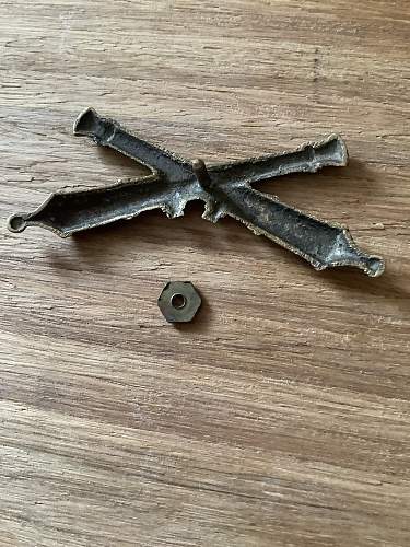 very old crossed cannon badge