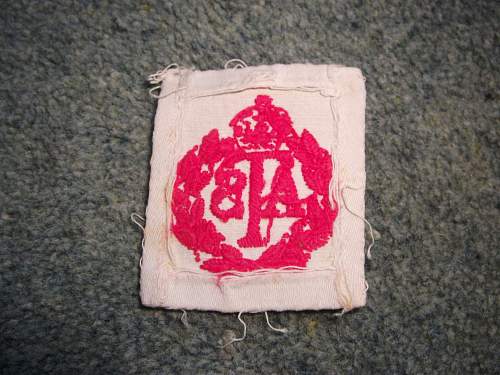 Ats cloth cap badge,red on white..any ideas