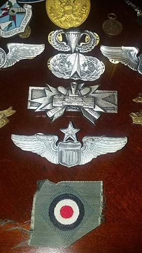 Lot of stuff here I need to sort out, US British, SAC badge, Wings, and mystery Tank Badge