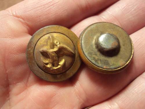 Military buttons or commercial junk ??