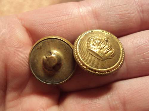Military buttons or commercial junk ??