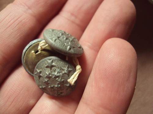 Military buttons or commercial junk ??