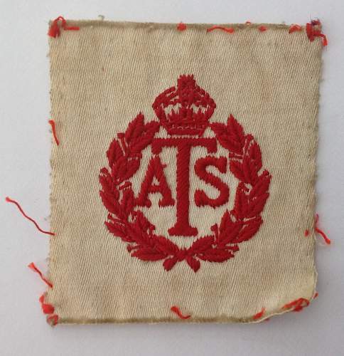 Ats cloth cap badge,red on white..any ideas