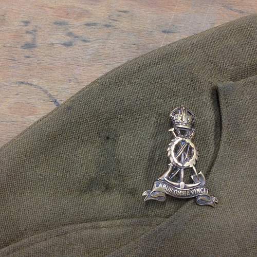 trying to identify a cap badge shadow [long shot]