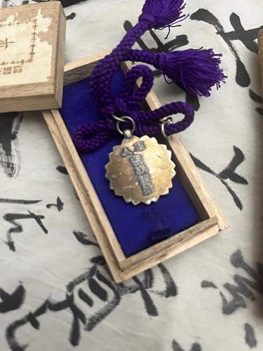 Need opinion on Japanese medals and flag
