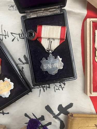 Need opinion on Japanese medals and flag