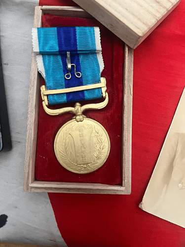 Need opinion on Japanese medals and flag