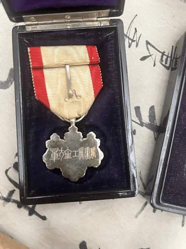 Need opinion on Japanese medals and flag