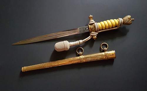 Kriegsmarine 2nd model Alcoso dagger with yellow trolon grip and porteepe