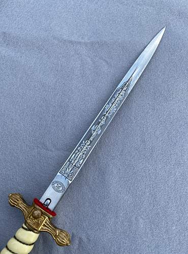 Kriegsmarine 2nd model P.D. Lüneschlöss etched dagger with hammered scabbard