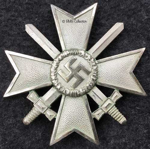 Kriegsverdienstkreuz 1.Klasse mit Schwertern. Deschler horde cross.
