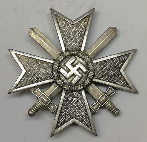 Kriegsverdienstkreuz 1.Klasse mit Schwertern K&amp;O ”second type made of zinc”.