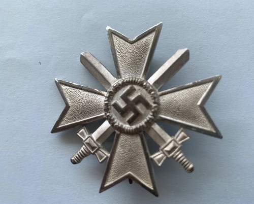 Kriegsverdienstkreuz 1.Klasse mit Schwertern, with box, marked „15“ - real or fake?