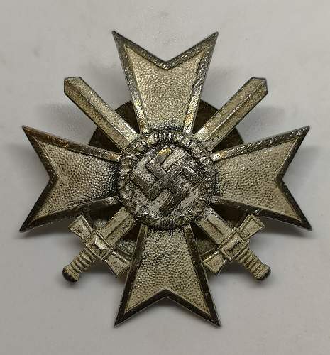 Need Help again please: Kriegsverdienstkreuz 1.Klasse mit Schwertern a screw back