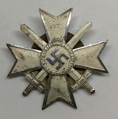 Need Help again please: Kriegsverdienstkreuz 1.Klasse mit Schwertern a screw back