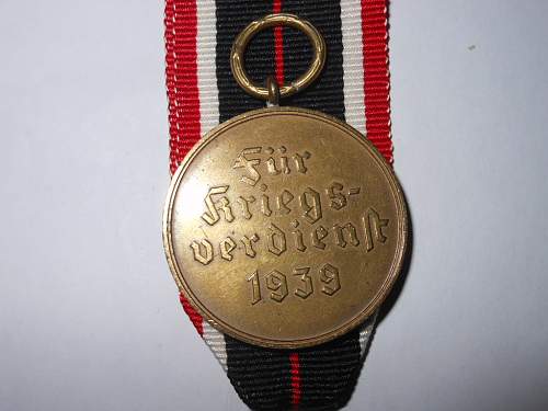 Kriegsverdienstmedaille with patterned suspension ring.