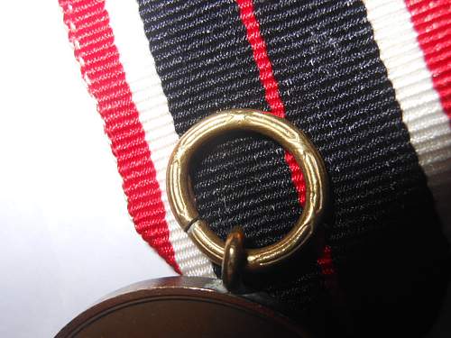 Kriegsverdienstmedaille with patterned suspension ring.