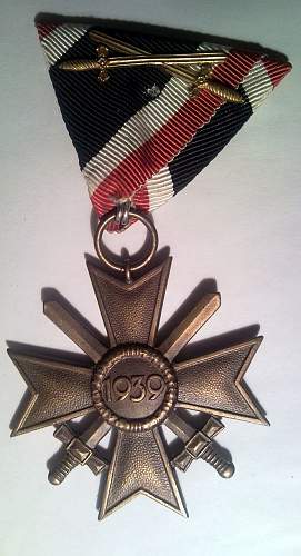 Kriegsverdienstkreuz 2 Klasse. Version of wearing.