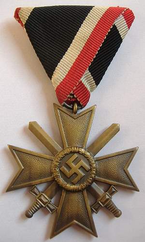 Kriegsverdienstkreuz 2 Klasse. Version of wearing.