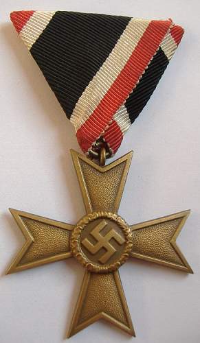 Kriegsverdienstkreuz 2 Klasse. Version of wearing.
