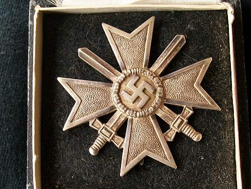 Cased Kriegsverdienstkreuz 1.Klasse mit Schwertern for review