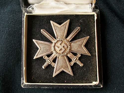 Cased Kriegsverdienstkreuz 1.Klasse mit Schwertern for review