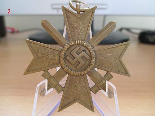 Kriegsverdienstkreuz 2. Klasse Ohne Schwertern fake/original? Please help if you can.