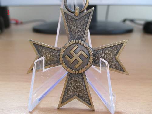 Kriegsverdienstkreuz 2. Klasse Ohne Schwertern fake/original? Please help if you can.