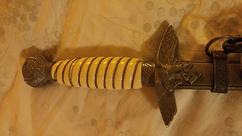 Luftwaffe 2nd edition dagger with no oak leaf markings under the crossguard