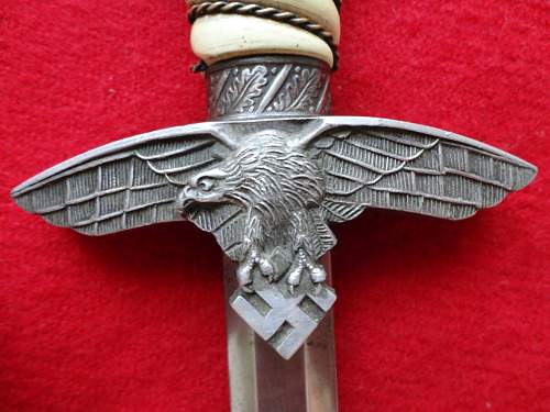 Luftwaffe 2nd edition dagger with no oak leaf markings under the crossguard