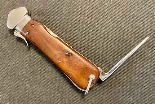 Is this Luftwaffe Paratrooper Gravity Knife authentic?