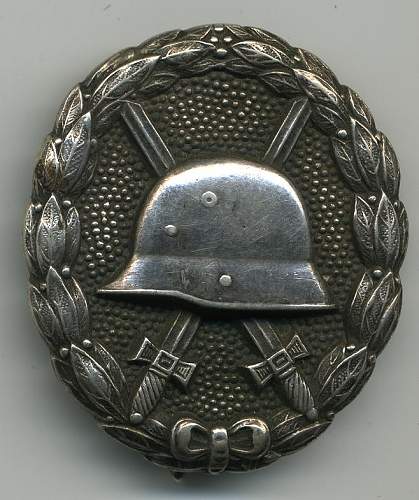 Silver wound badge with mm