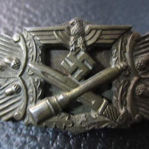 Nahkampfspange in Bronze A.G.M.u.K authentic?