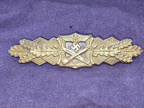 Nahkampfspange in gold......Genuine WW2 or reproduction?