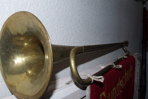 Jungepioniere fanfare bugle with banner