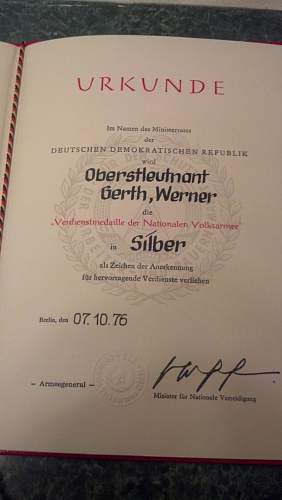 Verdienstmedaille/Urkunde