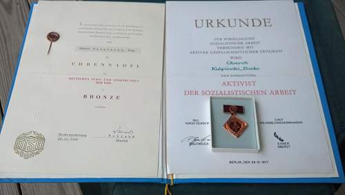 Verdienstmedaille/Urkunde