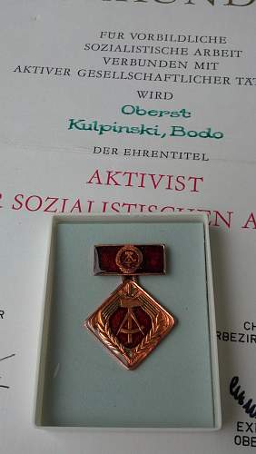 Verdienstmedaille/Urkunde