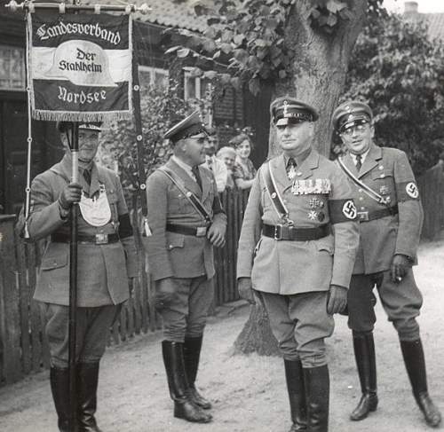 Stahlhelm - Bund der Frontsoldaten / system of shoulder-belts and special insignia